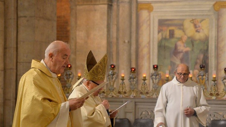 Padre Gianfranco Casagrande em primeiro plano, durante uma celebra&ccedil;&atilde;o (foto da Diocese de Pavia)