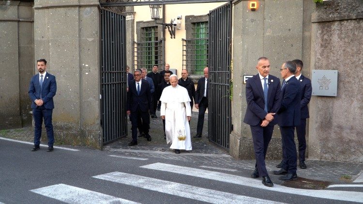 Il Papa fuori da Villa Barberini a Castel Gandolfo