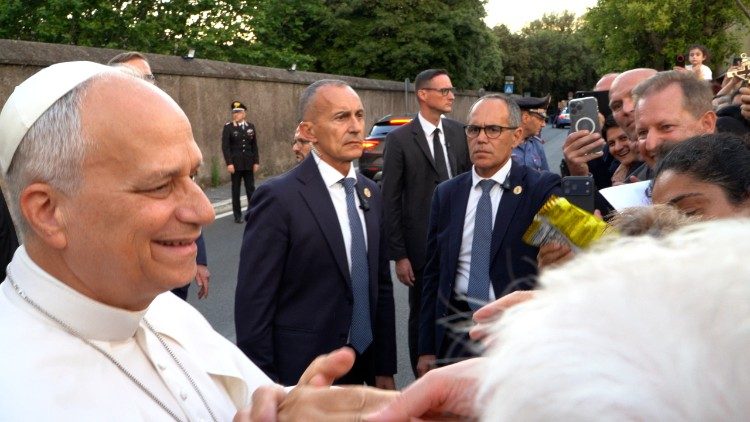 Papa Leone XIV saluta i fedeli a Castel Gandolfo