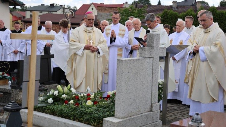 Modlitwa przy grobie Sługi Bożego na cmentarzu w Lędzianach (fot. Kinga Noras)