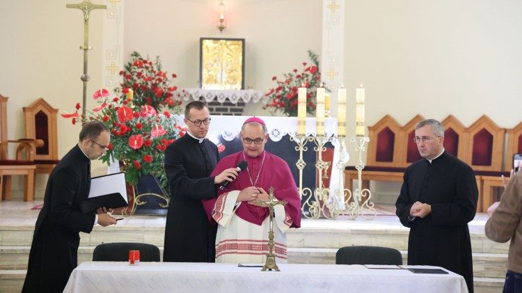 Pierwsza  sesja dochodzenia beatyfikacyjnego w kościele św. Anny w Lędzianach (fot. Kinga Noras)