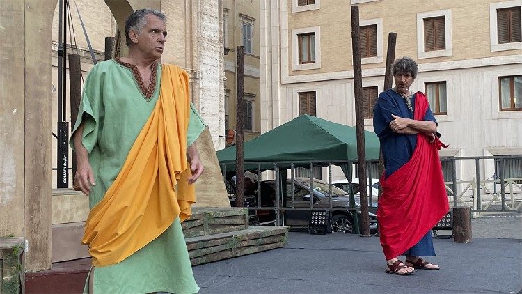 Fabio Ferrari e Michele La Ginestra durante le prove di "Pietro e Paolo a Roma" a Piazza Santa Marta