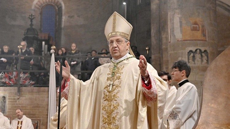 Dom Maurizio Malvestiti durante uma celebra&ccedil;&atilde;o