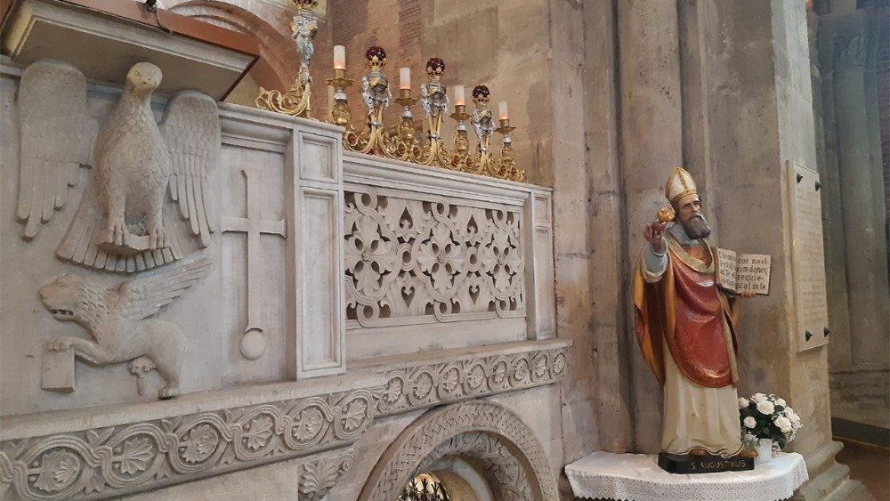 Statuja e Shën Agustinit në Bazilikën e Shën Pjetrit në Ciel d'Oro në Pavia