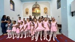 Projeto da diocese de Campos: aulas de balé para formar cidadania.