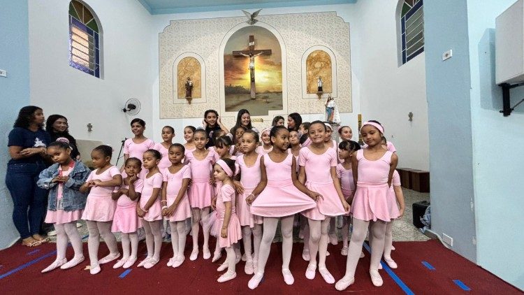 Projeto da diocese de Campos: aulas de balé para formar cidadania.