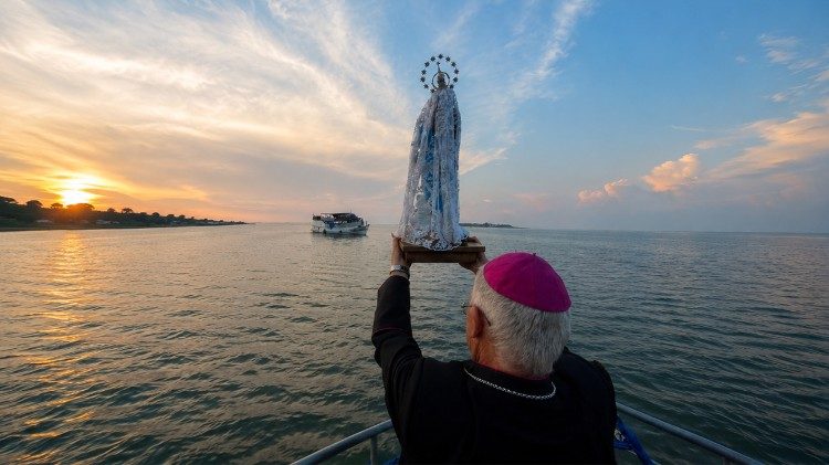 Dom Irineu Roman no Rio Tapajós, com a imagem de Nossa Senhora Conceição. 
