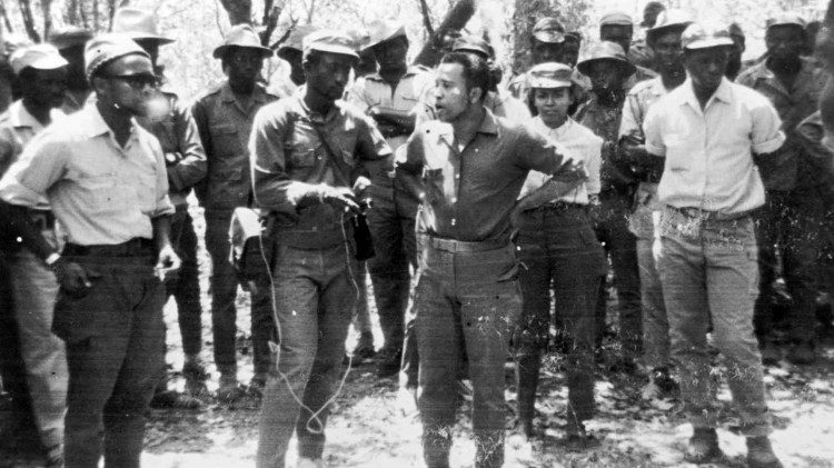 Lu&iacute;s Cabral juntamente com Am&iacute;lcar Cabral (esquerda) e outros compenheiros, nos tempos da luta de liberta&ccedil;&atilde;o da Guin&eacute;-Bissau e de Cabo Verde