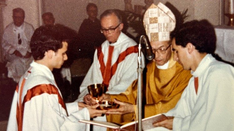 Il giovane Robert Prevost diventa sacerdote