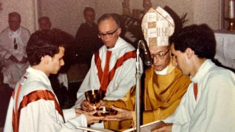 Robert Prevost, alors &acirc;g&eacute; de 27 ans, ordonn&eacute; pr&ecirc;tre