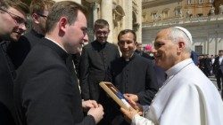 Papież z polskimi kapłanami