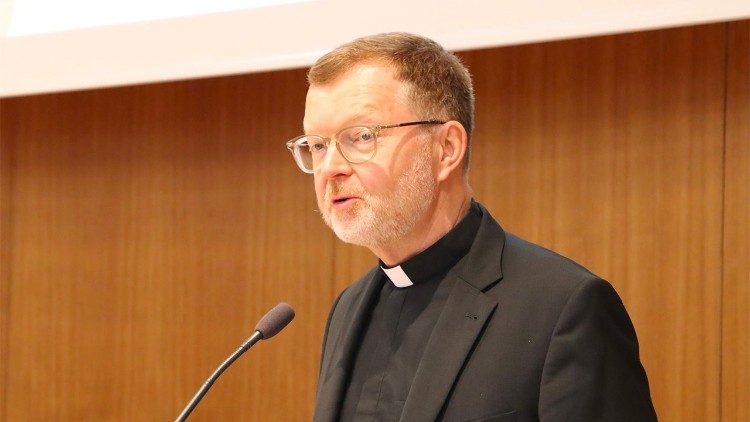 P&aacute;ter Hans Zollner počas konferencie