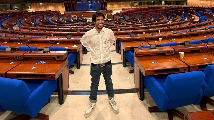 Il giovane Reza, all'ultimo anno dell'Accademia di Belle Arti di Belgrado, in Serbia. 