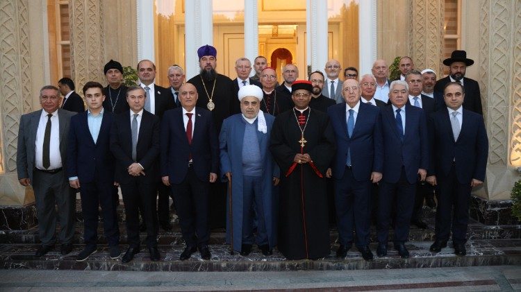 Kardinal Kuvakad Şeyxülislam Allahşükür Paşazadə və Azərbaycanın dini icmaların başçıları, dövlət və ictimai qurumların rəhbərləri ilə. Bakı, 18 iyun 2026-cı il.  