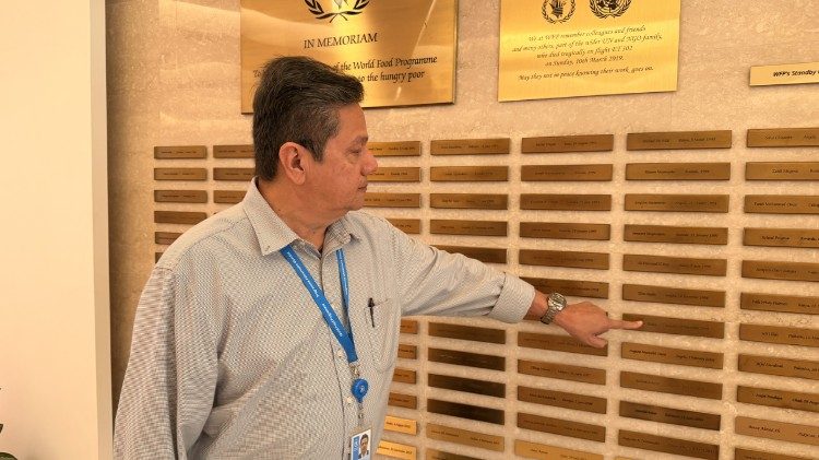 Sibrian mostrando algunos nombres de v&iacute;ctimas fallecidas dando asistencia a los vulnerables