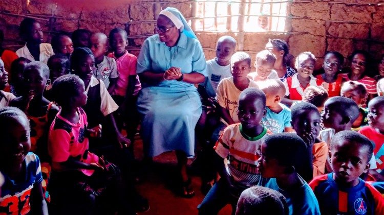  Suor Philomena mentre impartisce una lezione agli alunni di una scuola locale.