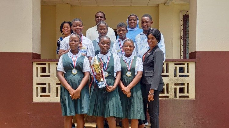  Foto di gruppo degli studenti della Our Lady of Fatima High School, vincitrice della competizione nazionale 2025.