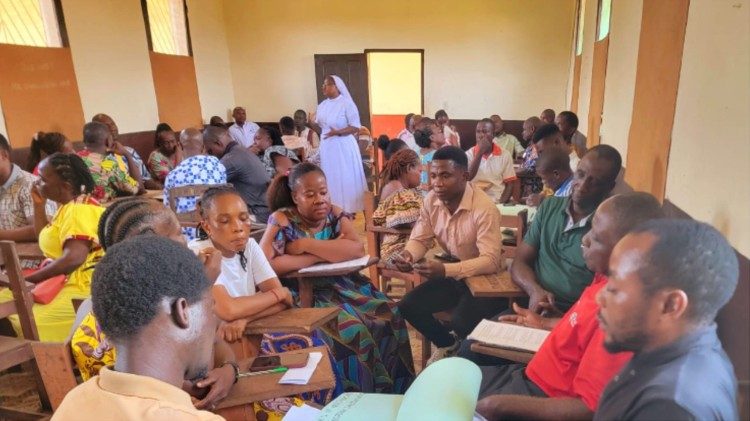 Suor Philomena Jappah SHF, coordinatrice nazionale delle scuole cattoliche in Liberia, mentre modera una discussione nel corso di un workshop