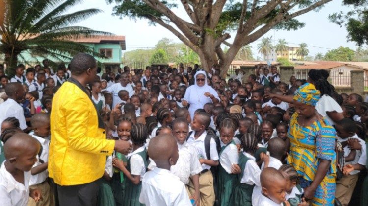 Le suore con i bambini della scuola locale