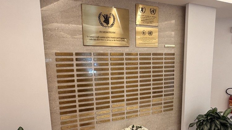 Las flores que dej&oacute; el Papa ante el muro que recuerda a los 171 fallecidos en conflictos