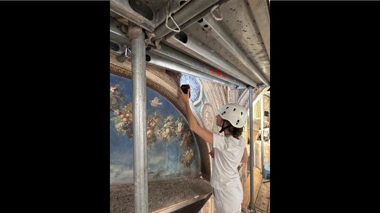 8. Untersuchung der Abhebungen der Malerei, Foto aus dem Labor f&uuml;r die Restaurierung von Gem&auml;lden und Holzobjekten der Vatikanischen Museen, Juni 2026