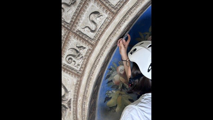 7. Konsolidierung der Malschicht durch Klebstoffinjektionen, Foto aus dem Labor f&uuml;r die Restaurierung von Gem&auml;lden und Holzobjekten der Vatikanischen Museen, Juni 2026