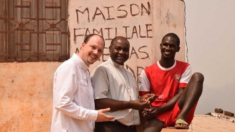 Johannes Laichner (links) beim Projektbesuch in Kamerun