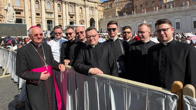 Neoprezbiterzy Archidiecezji Lubelskiej wraz z ks. abpem Stanisławem Budzikiem