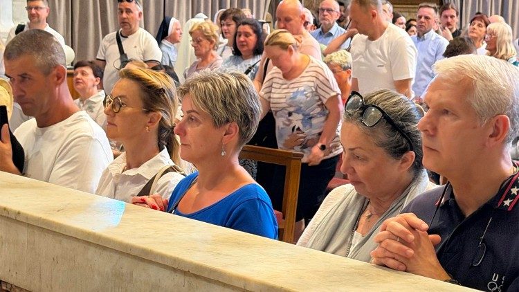 Polacy co tydzień uczestniczą w polskich Mszach św. przy grobie św. Jana Pawła II