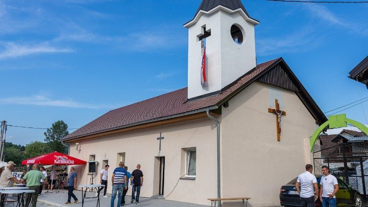 Biskup Vlado Košić blagoslovio kapelu u Krnjaku, u Župi Vojnić (Foto: Stjepan Vego)