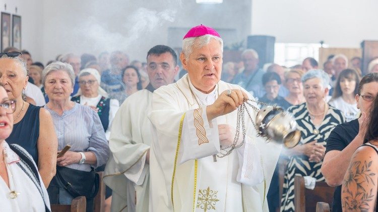 Biskup Košić na svetkovinu Rođenja sv. Ivana Krstitelja u Krnjaku (Foto: Stjepan Vego)