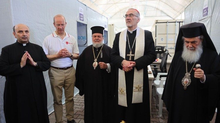 Blotz bei der Er&ouml;ffnung der Klinik mit einer Delegation des Patriarchen Theophilos III. und Patriarch Pizzaballa  (LPJ-Latin Patriarchate of Jerusalem)