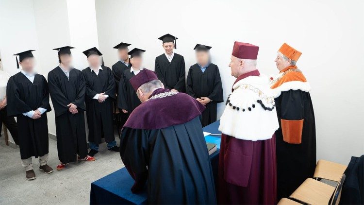 H&auml;ftlinge, die bei der Katholischen Universit&auml;t Johannes Paul II. in Lublin ihren Abschluss gemacht haben