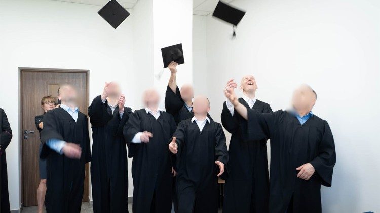 Im Gef&auml;ngnis in Lublin, Polen, haben Insassen die M&ouml;glichkeit, als Studierende der Katholischen Universit&auml;t Johannes Paul II. in Lublin direkt im Gef&auml;ngnis ein Vollzeitstudium zu absolvieren
