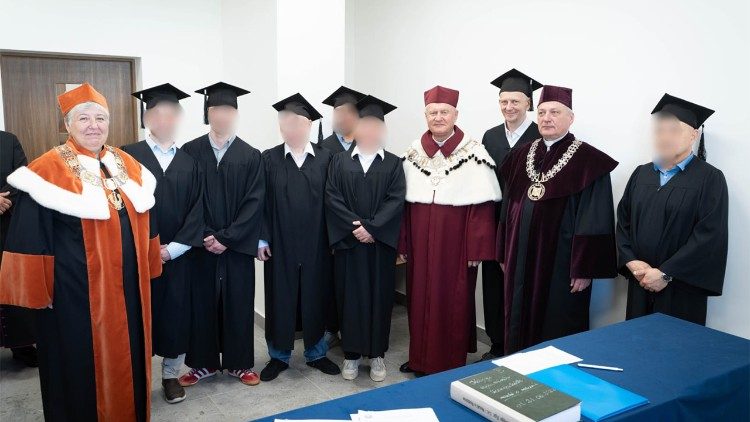 Die katholische Universität  Johannes Paul II. in Lublin ermöglicht ein Studium in Haft. Nun haben weitere sieben Häftlinge ihr Studium abgeschlossen