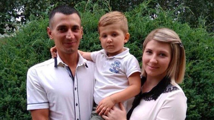 Taras Kovryk con la moglie e il figlio prima di arruolarsi