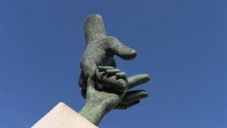 2026.07.04 Viaggio Lampedusa monumento "Insieme" di Lucio Olivieri