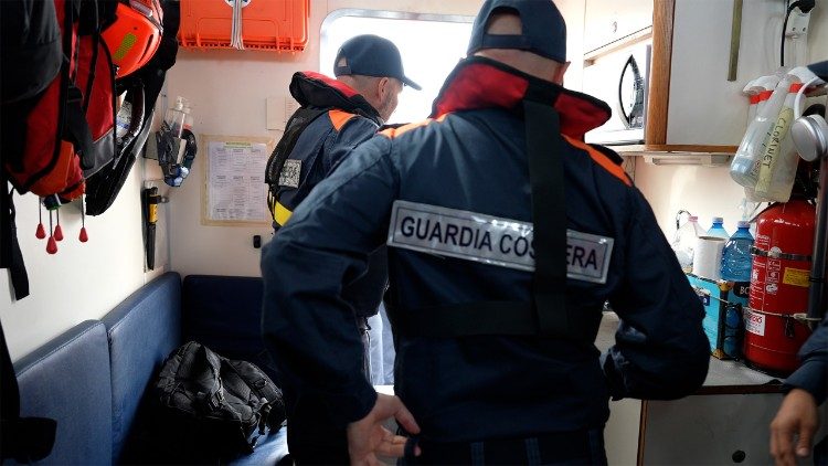 I soccorritori della Guardia Costiera a Lampedusa