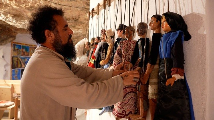 Giacomo Sferlazzo con i suoi pupi siciliani, costruiti con il legno dei barconi naufragati o approdati a Lampedusa &copy;fotovaticannews