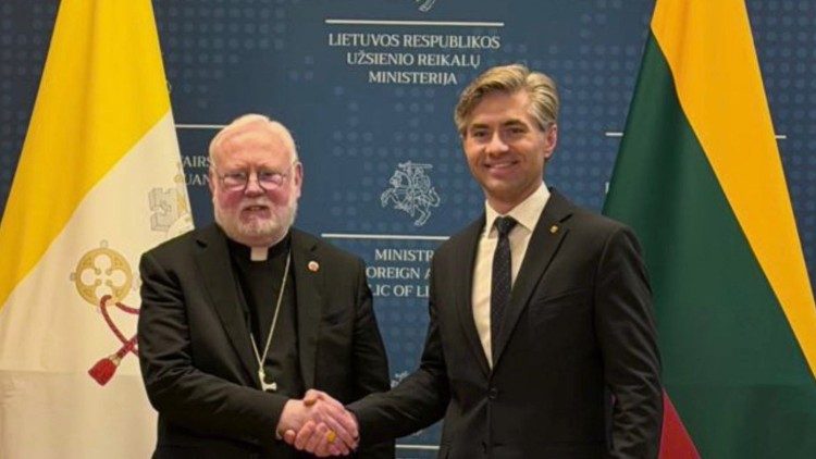 Mgr Gallagher et l'actuel ministre des Affaires &eacute;trang&egrave;res de la Lituanie, Kęstutis Budrys.