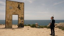 Il sindaco di Lampedusa, Filippo Mannino, a Punta Sottile, l'estremo lembo di terra italiana