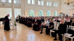 L'archevêque Paul Richard Gallagher lors de sa conférence à la curie archiépiscopale de Kaunas, en Lituanie.