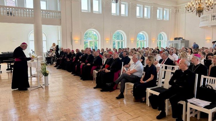 L'archevêque Paul Richard Gallagher lors de sa conférence à la curie archiépiscopale de Kaunas, en Lituanie.