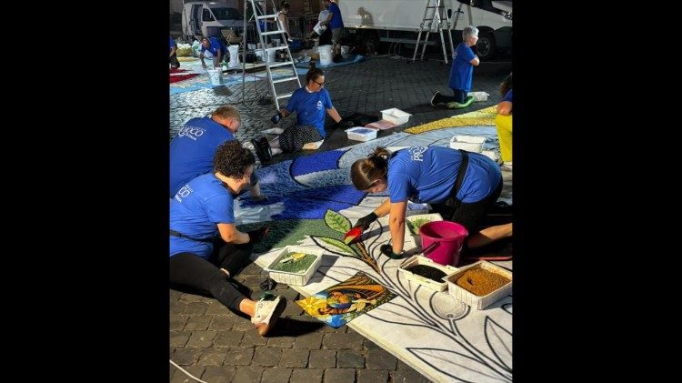 Volunteers preparing the "infiorata" on the evening of June 28th ©️Peter Dückers