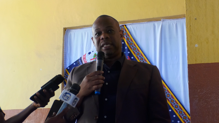 Presidente do Conselho Municipal de Nampula, Lu&iacute;s Giquira, felicita a Par&oacute;quia S&atilde;o Pedro 