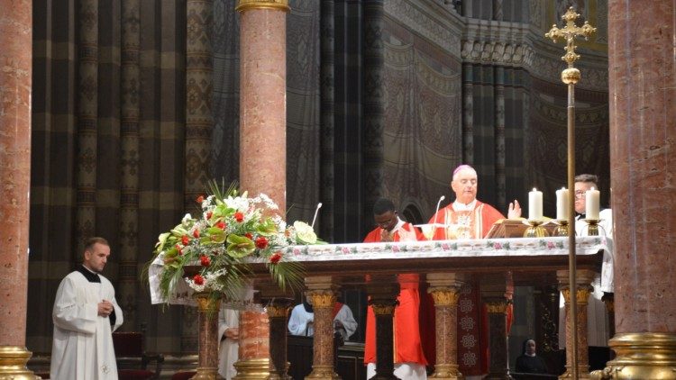 Nadbiskup Nikola Eterović u đakovačkoj prvostolnici (Foto: Josipa Hrehorović)