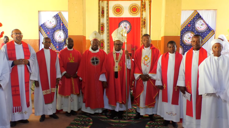 Dom In&aacute;cio Saure e Dom Tom&eacute;  Makhweliha, acompanhados por sacerdotes que concelebraram