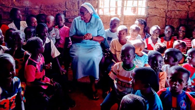  Sœur Philomena enseignant &agrave; des &eacute;l&egrave;ves dans une &eacute;cole locale.