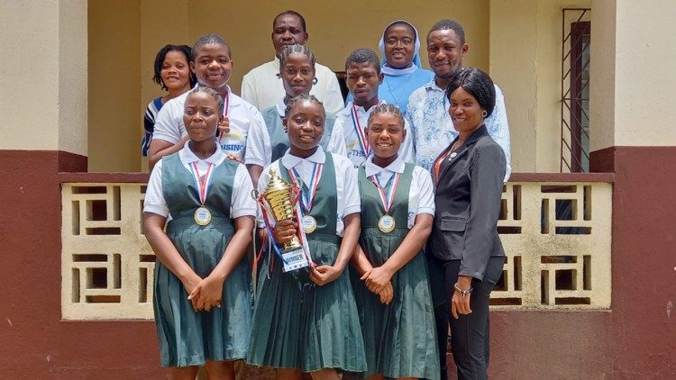  Photo de groupe du lyc&eacute;e Notre-Dame-de-Fatima, vainqueur du concours national de 2025..