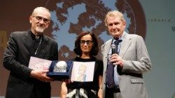 Il cardinale Pierbattista Pizzaballa riceve il premio Limes da Lucio Caracciolo e Laura Canali